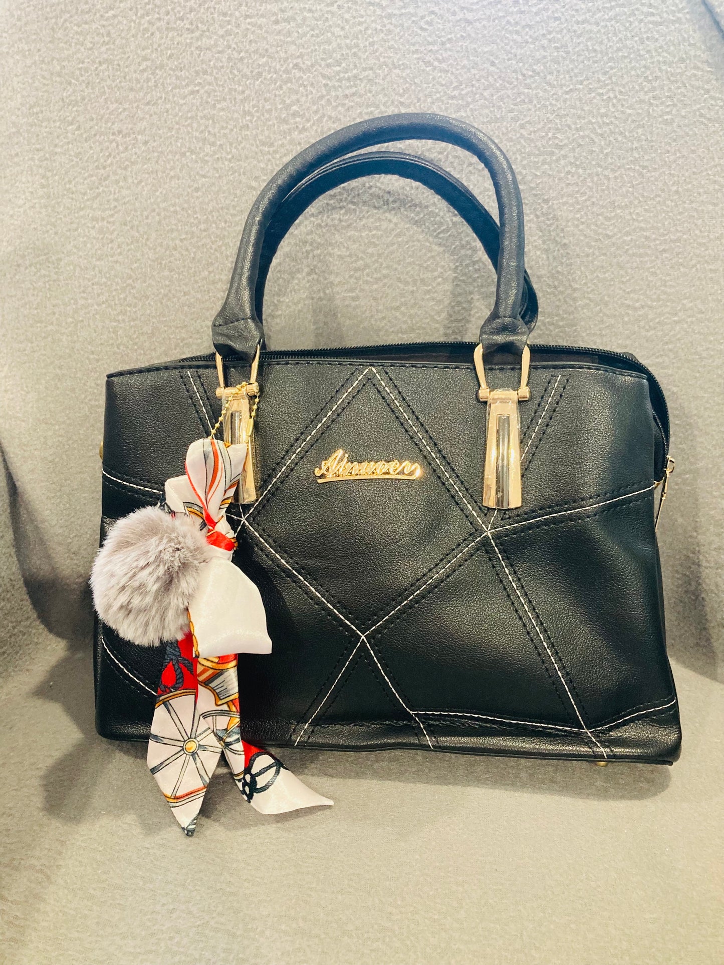 Közepes méretű női táska – stílus, trendi design