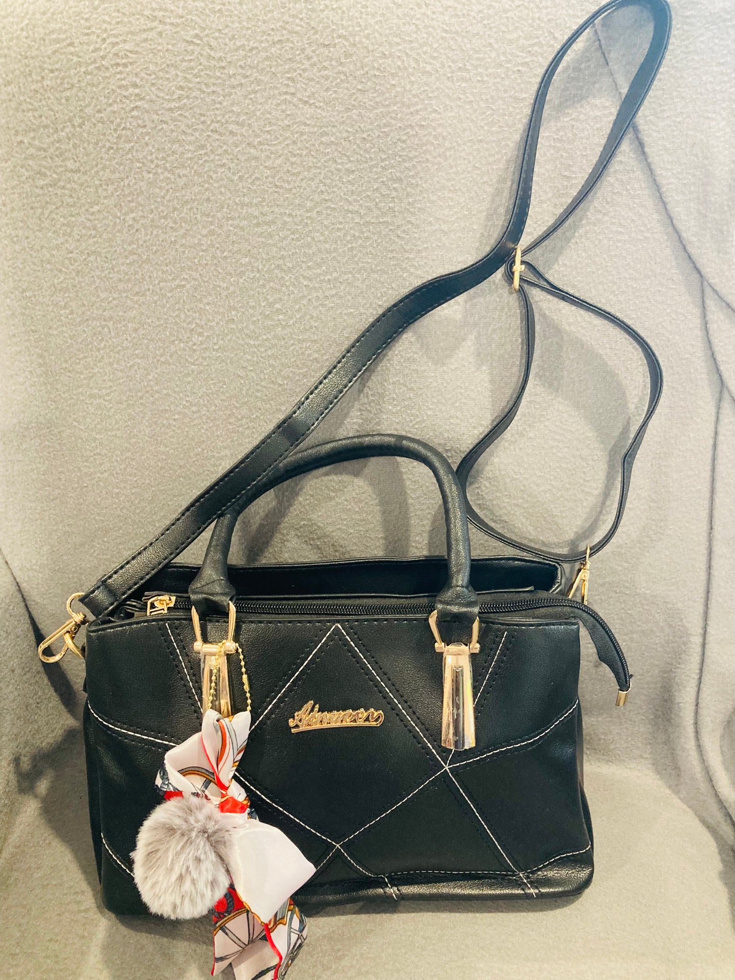 Közepes méretű női táska – stílus, trendi design