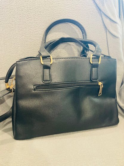 Közepes méretű női táska – stílus, trendi design