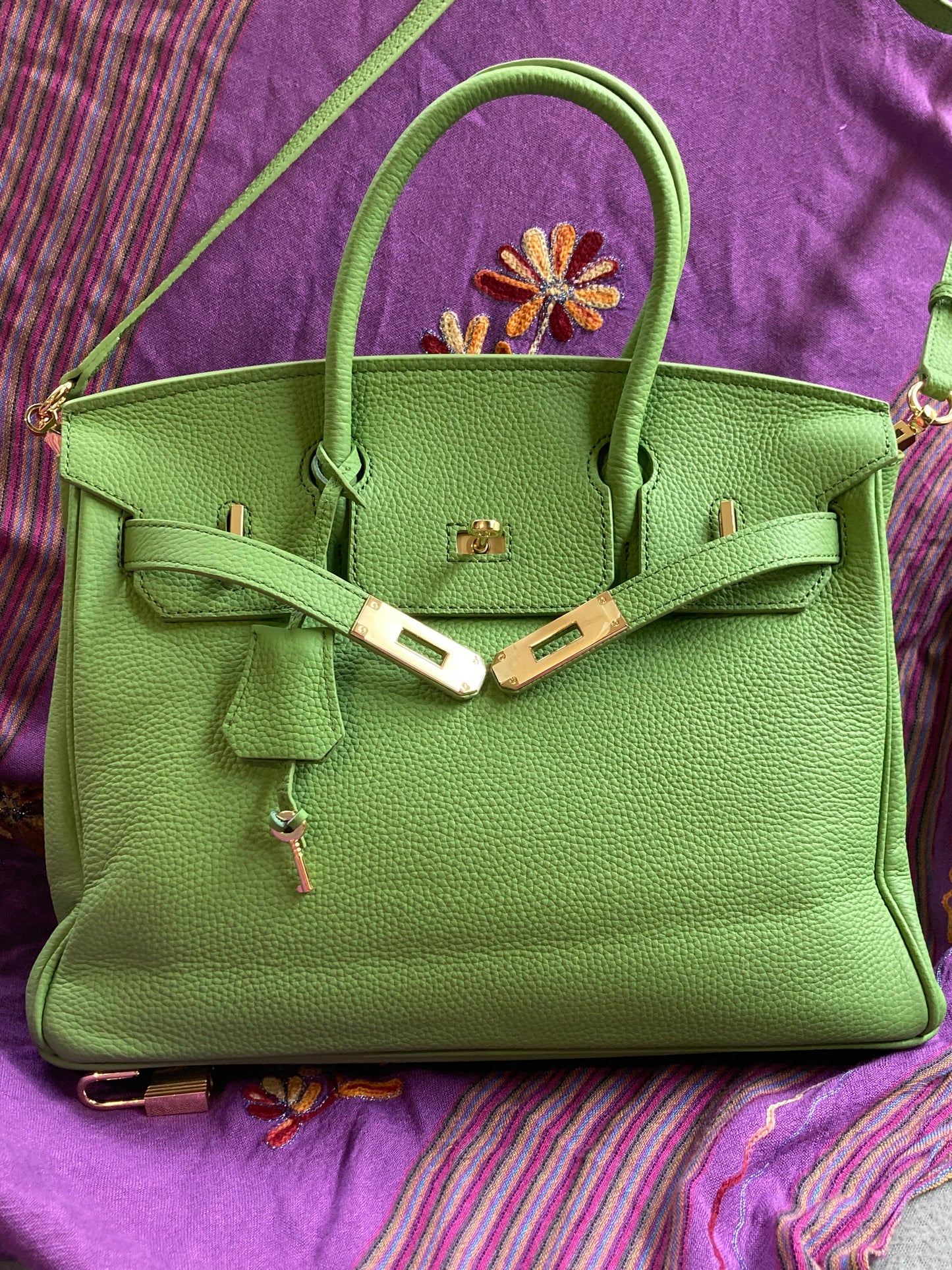 Klasszikus, valódi bőrből készült női kézitáska -  avokádózöld 30*15*24cm